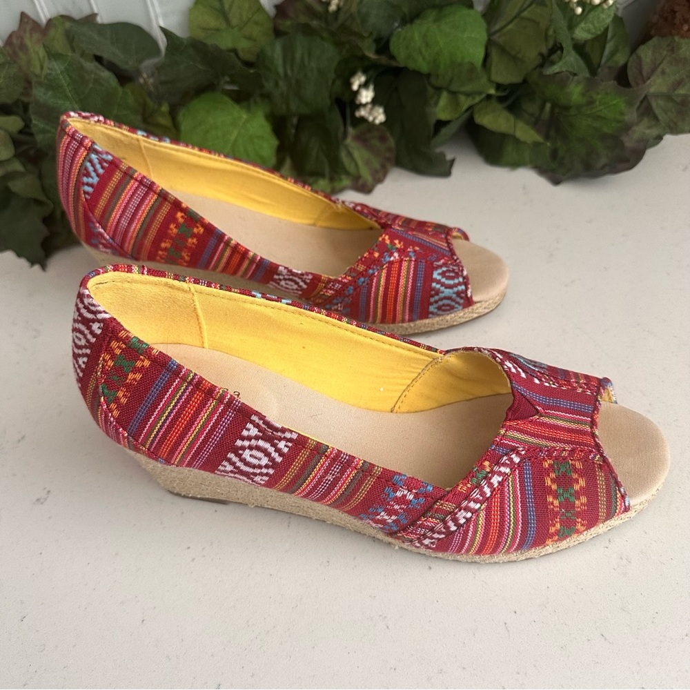 Sonoma Life + Style Womens Peep Toe Wedge Shoes Red Stripe Size 9 M Fabric Upper - Picture 3 of 10